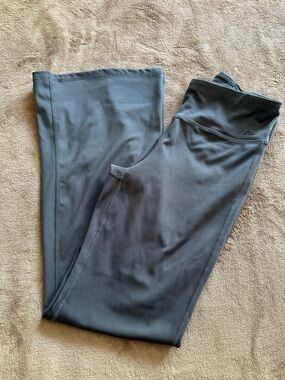 Aeropostale grey flare leggings, size medium, new without tags.